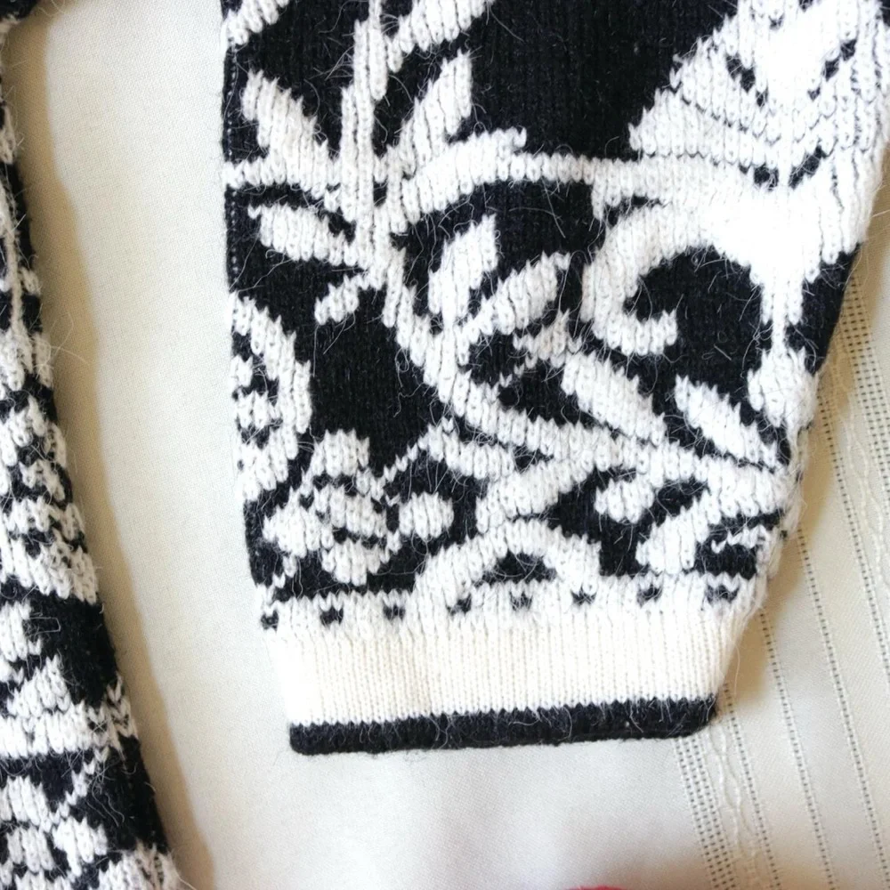 Black and white royal damask patterned sweater - Picture 8 of 8